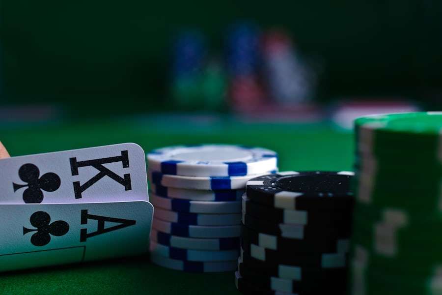 Tumpukan chip poker warna-warni di atas meja