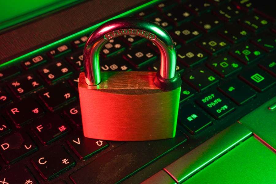 Gembok digital di atas papan ketik laptop, melambangkan keamanan akun